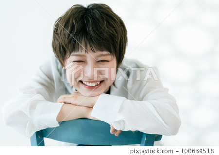 young woman smiling portrait 100639518