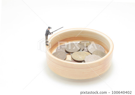 mini figure on coins stack and catching coins 100640402