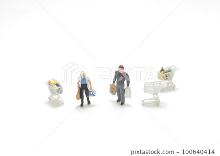 a mini figure with shopping, the sale concept a mini figure with shopping, the sale concept 100640414