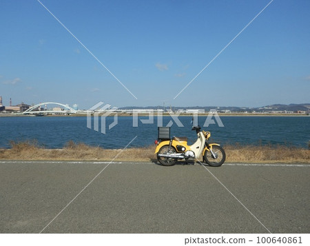 Cross bike and healing scenery 100640861