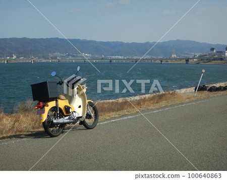 Cross bike and healing scenery 100640863