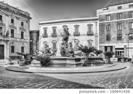 Fountain of Diana, iconic landmark in Syracuse, Sicily, Italy 100641488