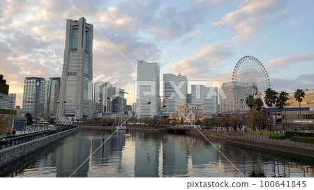 Yokohama Minato Mirai Sunset 100641845