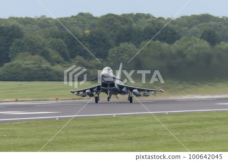 英國皇家空軍颱風 FGR4 起飛 英國皇家空軍颱風 FGR4 起飛 100642045