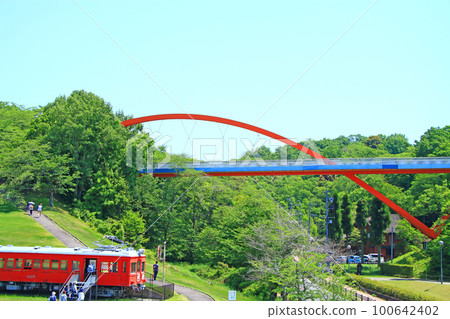 Scenery of Kuragaike Park, which is crowded with many families in Toyota City 100642402