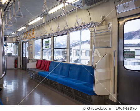 [Japan] Niigata, a snow scene seen from the empty train and window 100642850
