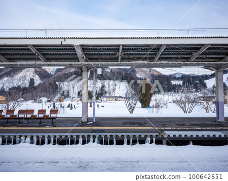 [Japan] Niigata, snow-covered train tracks and deserted station platform 100642851
