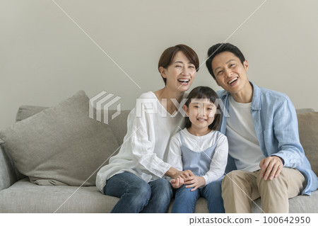 Family of 3 parents and a girl in the lower grades of elementary school 100642950