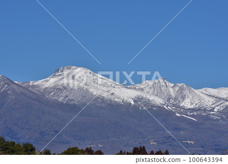 陽光明媚的日子裡，那須山脈被白雪覆蓋 100643394