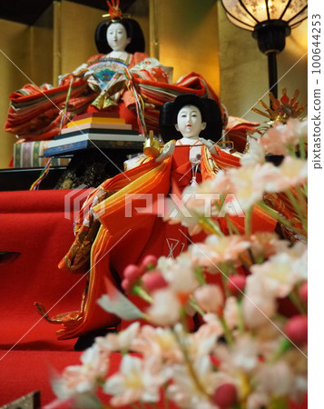Hina dolls on a gold folding screen (three court ladies and female dolls) Hina dolls on a gold folding screen (three court ladies and female dolls) 100644253