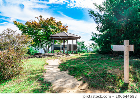 【日本名城100】岡山縣總社市木之城山山頂的木之城散步道和亭子 100644688