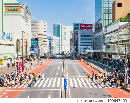 Shinjuku station south exit 100647463