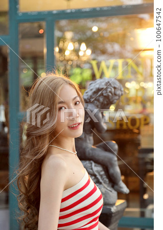 Girl in Travel 100647542