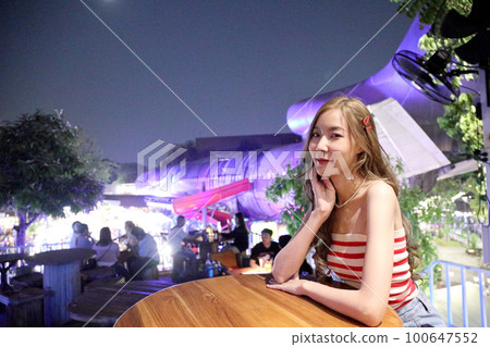 Girl in Travel 100647552
