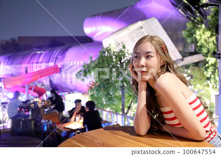 Girl in Travel 100647554