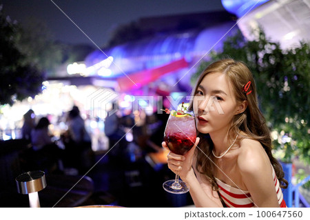 Girl in Travel 100647560