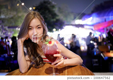 Girl in Travel 100647562