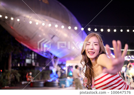 Girl in Travel 100647576