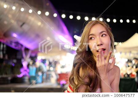 Girl in Travel 100647577