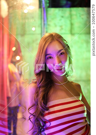 Girl in Travel 100647579