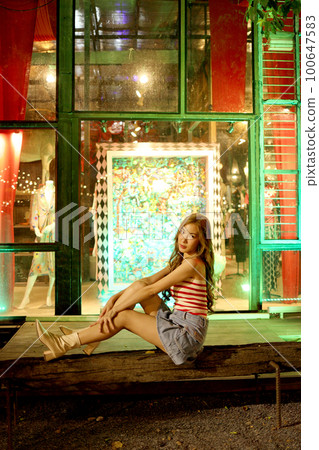 Girl in Travel 100647583