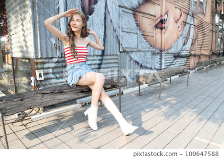 Girl in Travel 100647588