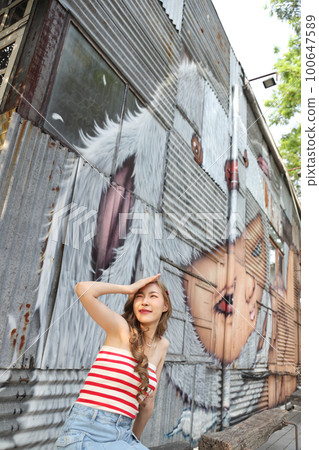Girl in Travel 100647589