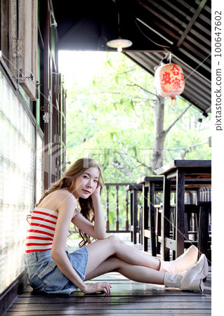 Girl in Travel 100647602