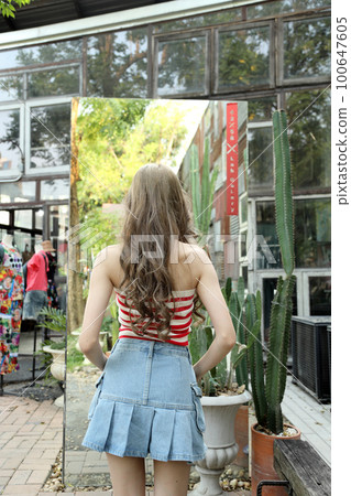 Girl in Travel 100647605
