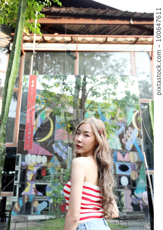 Girl in Travel 100647611