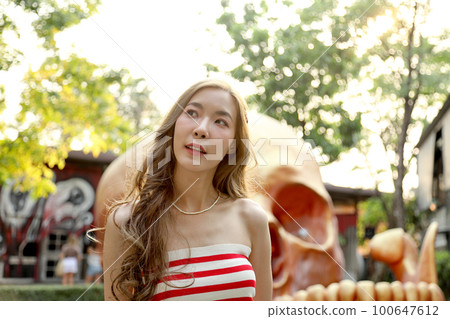 Girl in Travel 100647612