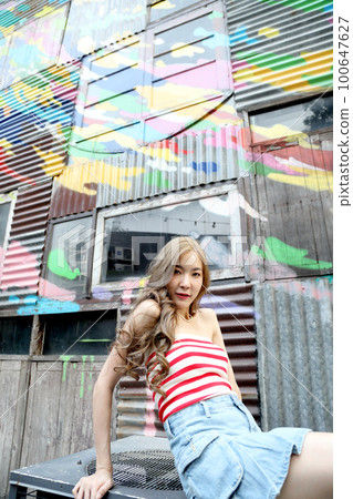 Girl in Travel 100647627