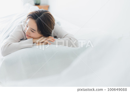 The woman in the bedroom　 100649088