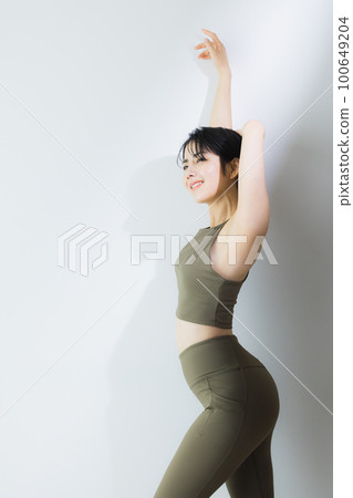 短髮女影 100649204