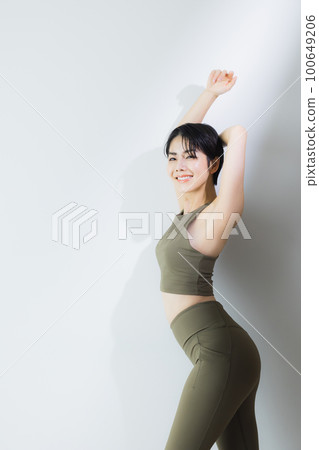 短髮女影 100649206