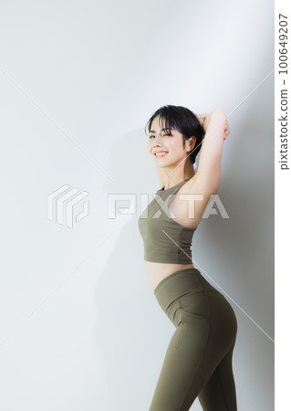 短髮女影 100649207