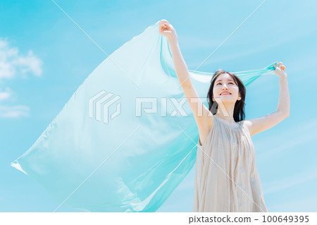 藍天背景下的女人肖像 100649395