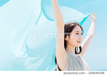 藍天背景下的女人肖像 100649396