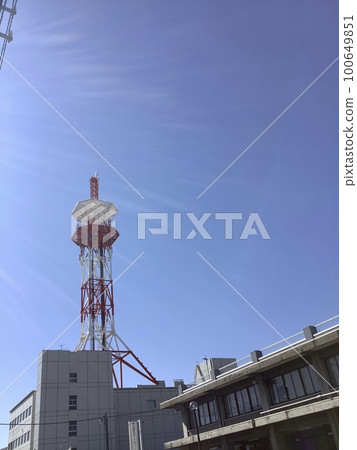 美麗的無線電塔和陽光，紅色和白色在藍天中閃耀 100649851