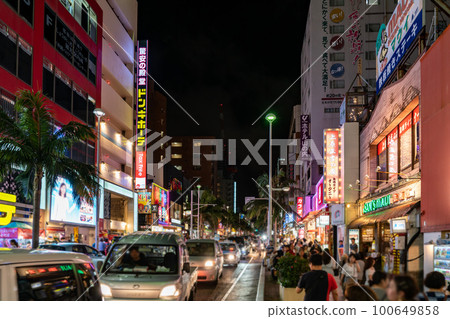 [沖繩縣]夜晚的國際街 100649858