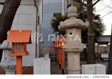 Beautiful scenery of stone lanterns and vermilion votive lanterns at Soka Shrine as dusk approaches Beautiful scenery of stone lanterns and vermilion votive lanterns at Soka Shrine as dusk approaches 100650054