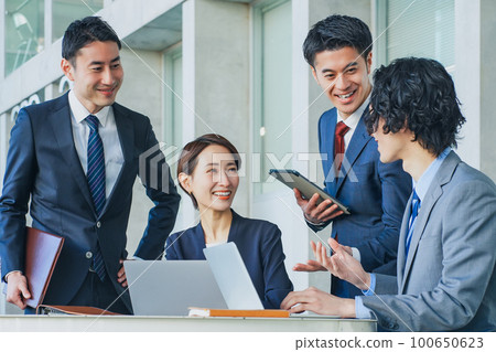 Men and women of businessmen exchanging ideas at a meeting Men and women of businessmen exchanging ideas at a meeting 100650623
