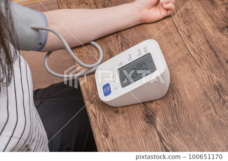 [Housewife measuring blood pressure high] 100651170