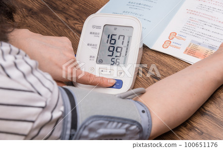 [Housewife measuring blood pressure high] 100651176