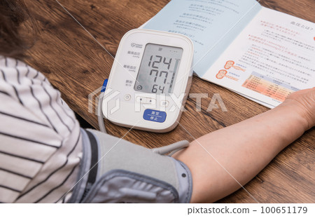 [Housewife measuring blood pressure Normal] 100651179