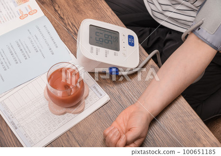 [Housewife measuring blood pressure high] 100651185