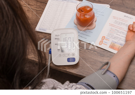 [Housewife measuring blood pressure high] 100651197
