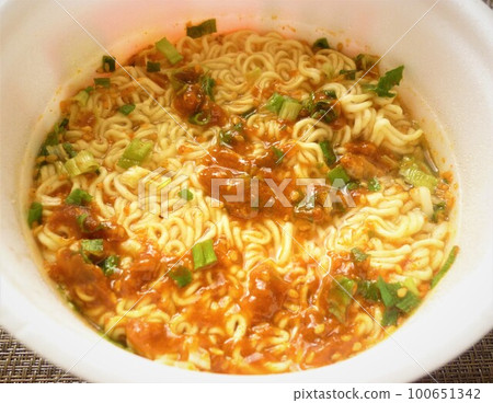 Dandan noodles in a cup 100651342