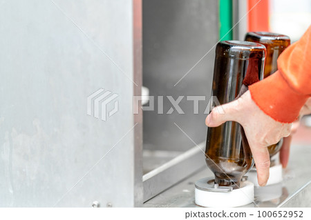 machine for automatic filling of beer bottles in a brewery 100652952