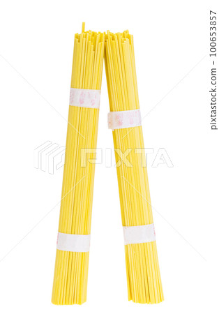 egg spaghetti isolated 100653857